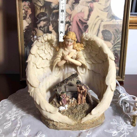 Sculptured Angel & nativity scene nightlight - Picture 8 of 10